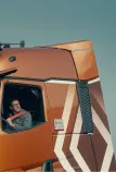 L’immagine mostra un camion Renault Trucks Smart Racer con un conducente alla guida. A destra, è visibile il logo CitySafe e una valutazione Euro NCAP di 4 stelle nel test camion 2025.