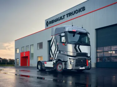 Renault Trucks in front of a warehouse