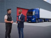 Customer and sales rep in front of a Renault Trucks E-Tech T