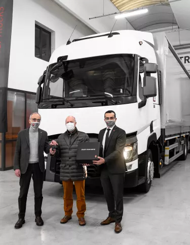 RENAULT TRUCKS ITALIA CONSEGNA IL PRIMO P-ROAD