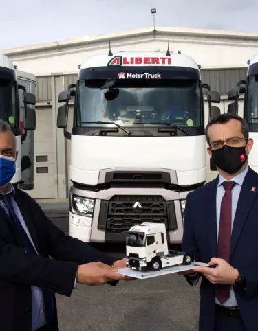 Renault Trucks Italia_Consegna veicoli industriali all'azienda Aliberti_1