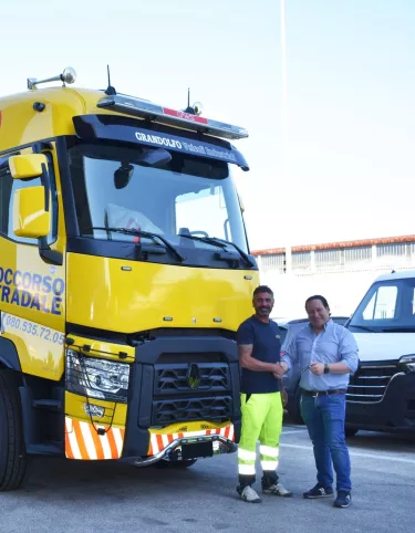 UN NUOVO RENAULT TRUCKS C 520 8X4 IN SOCCORSO AI VEICOLI PESANTI
