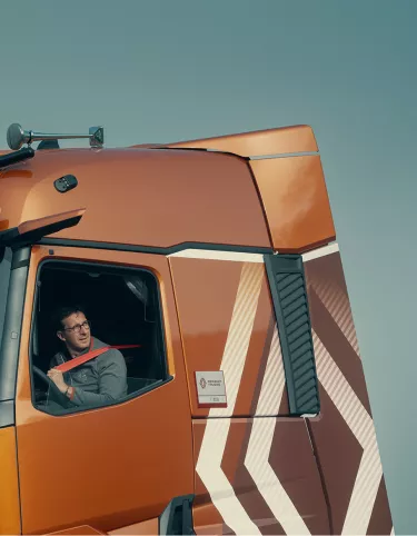 L’immagine mostra un camion Renault Trucks Smart Racer con un conducente alla guida. A destra, è visibile il logo CitySafe e una valutazione Euro NCAP di 4 stelle nel test camion 2025.