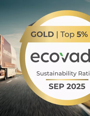 L’immagine mostra un camion Renault Trucks Smart Racer con la certificazione Ecovadis Gold