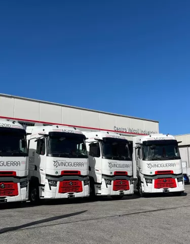 l'immagine mostra 4 dei 30 Renault Trucks T High consegnati a CLE.MAR