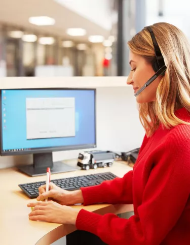 Addetto alla reception Renault Trucks al telefono