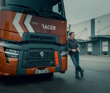 Model year 2025 : Renault Trucks T High Smart Racer : lifestyle (Renault Trucks bodywarmer, Renault Trucks hoodie)